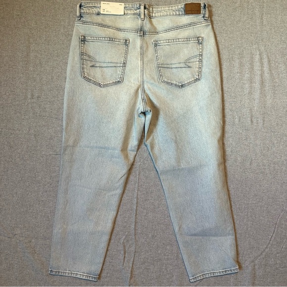 American Eagle Strigid Mom Jean Lightwash Whitewash Sz 14S AEO New Petite Short - Picture 2 of 14